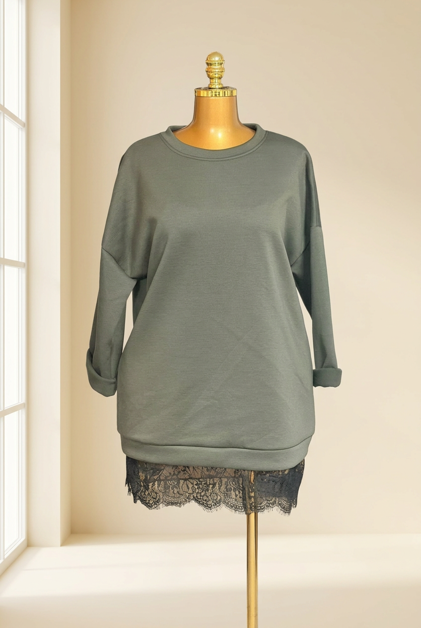 Pull long oversize Aicha kaki sur mannequin, col rond et bas en dentelle noire