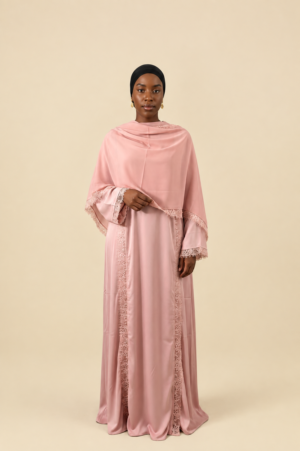 Abaya Amalya rose poudré – soie de Médine fluide et dentelle brodée