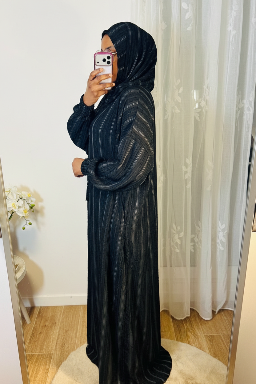 Shop by Lyah – Robe de prière Nour – Bleu / Noir / Rouge Bordeaux – Vue de profil
