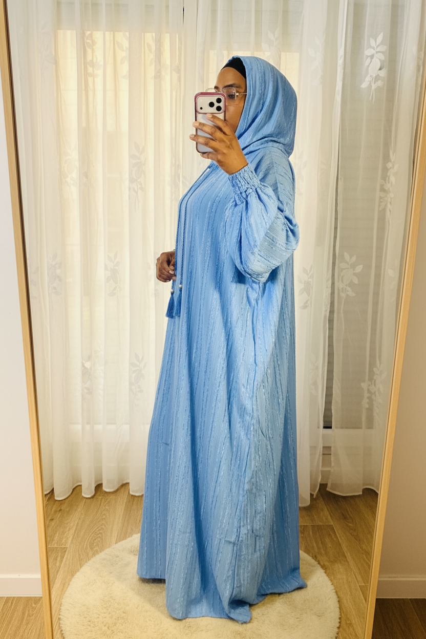Shop by Lyah – Robe de prière Nour – Bleu / Noir / Rouge Bordeaux – Vue de profil