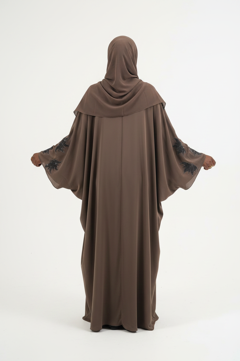 Abaya Nada taupe portée avec hijab assorti