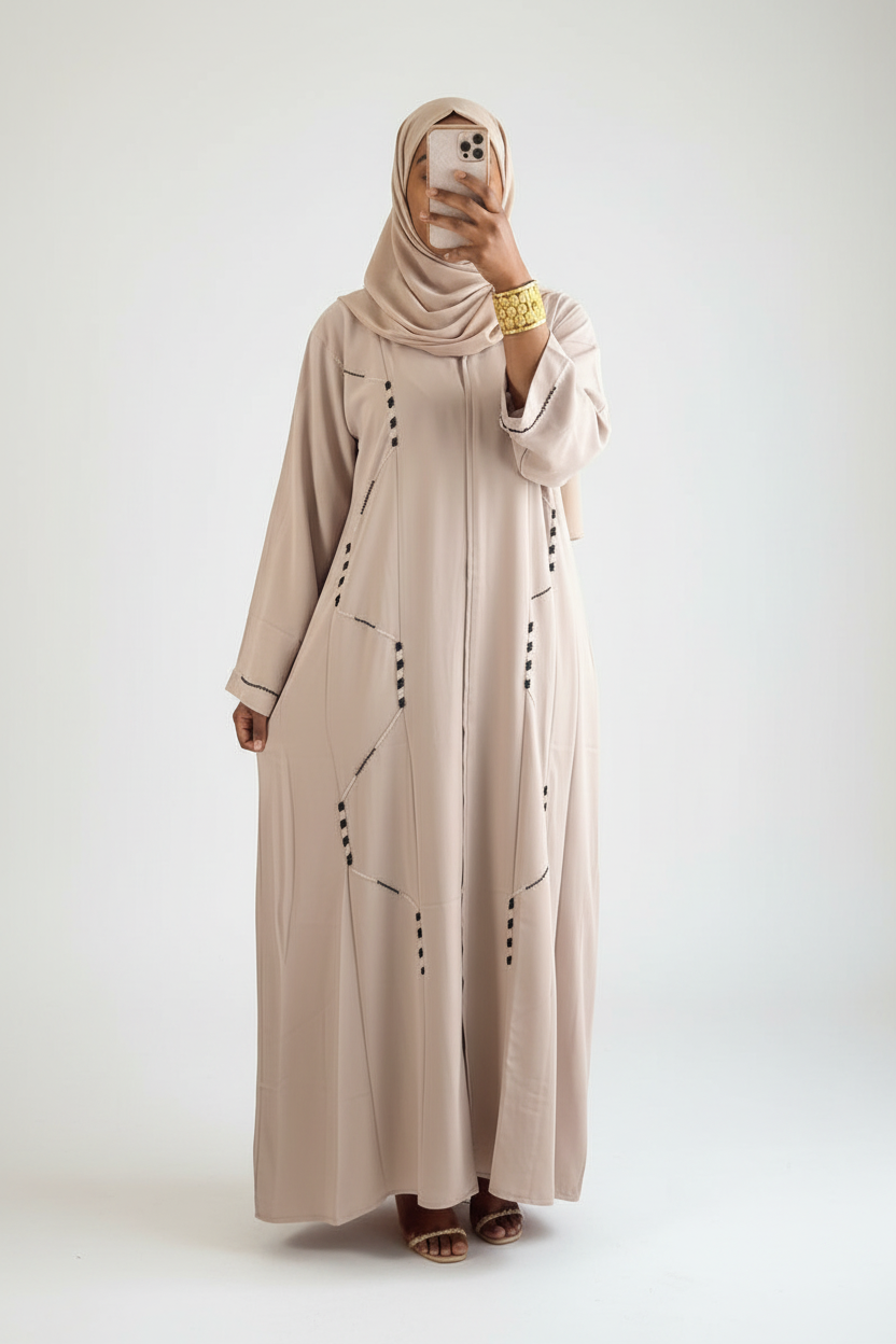 Shop by Lyah – Abaya Layla Beige – Vue face – Mannequin peau noire