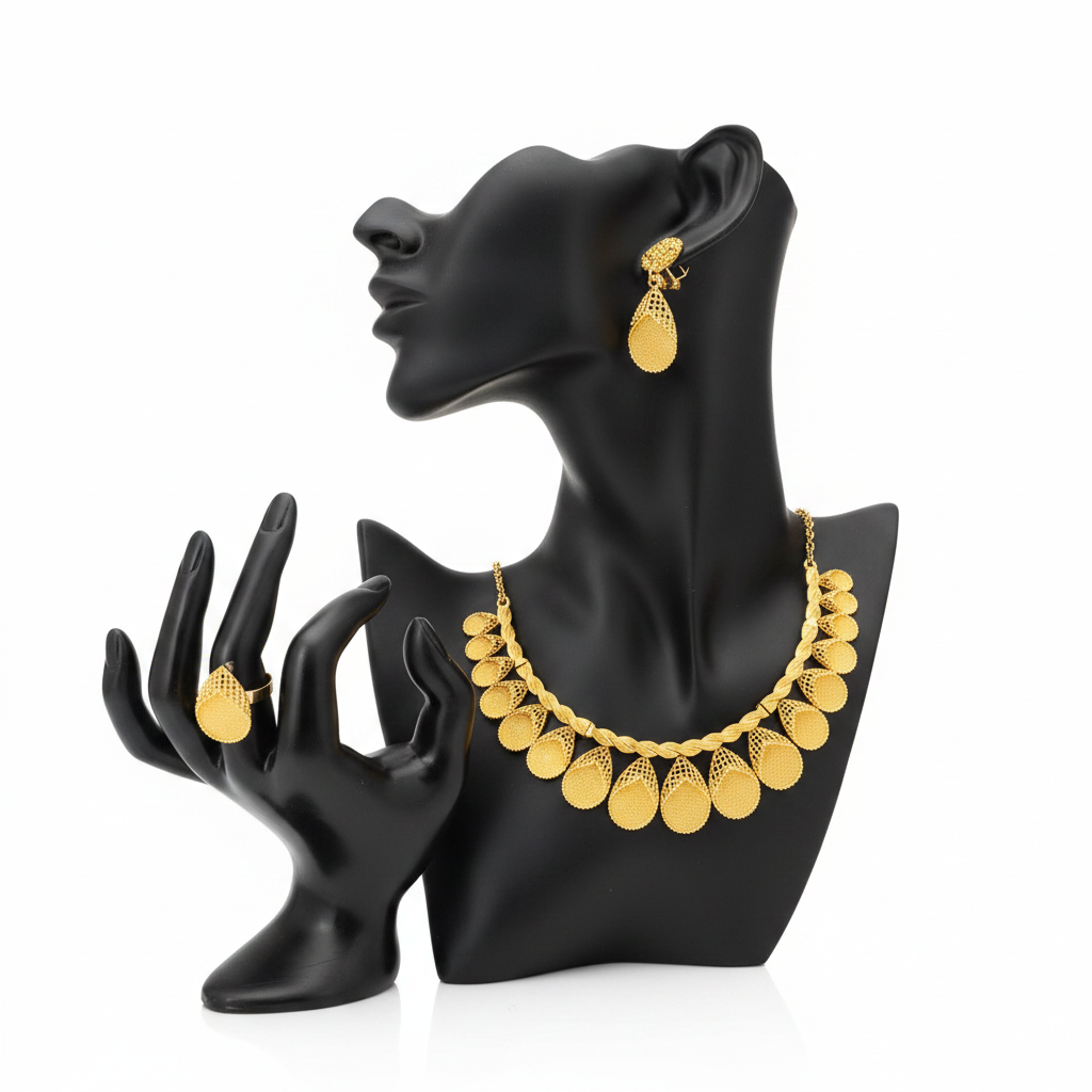 Parure Sultana plaqué or portée sur mannequin, vue rapprochée du collier, des boucles d'oreilles et de la bague