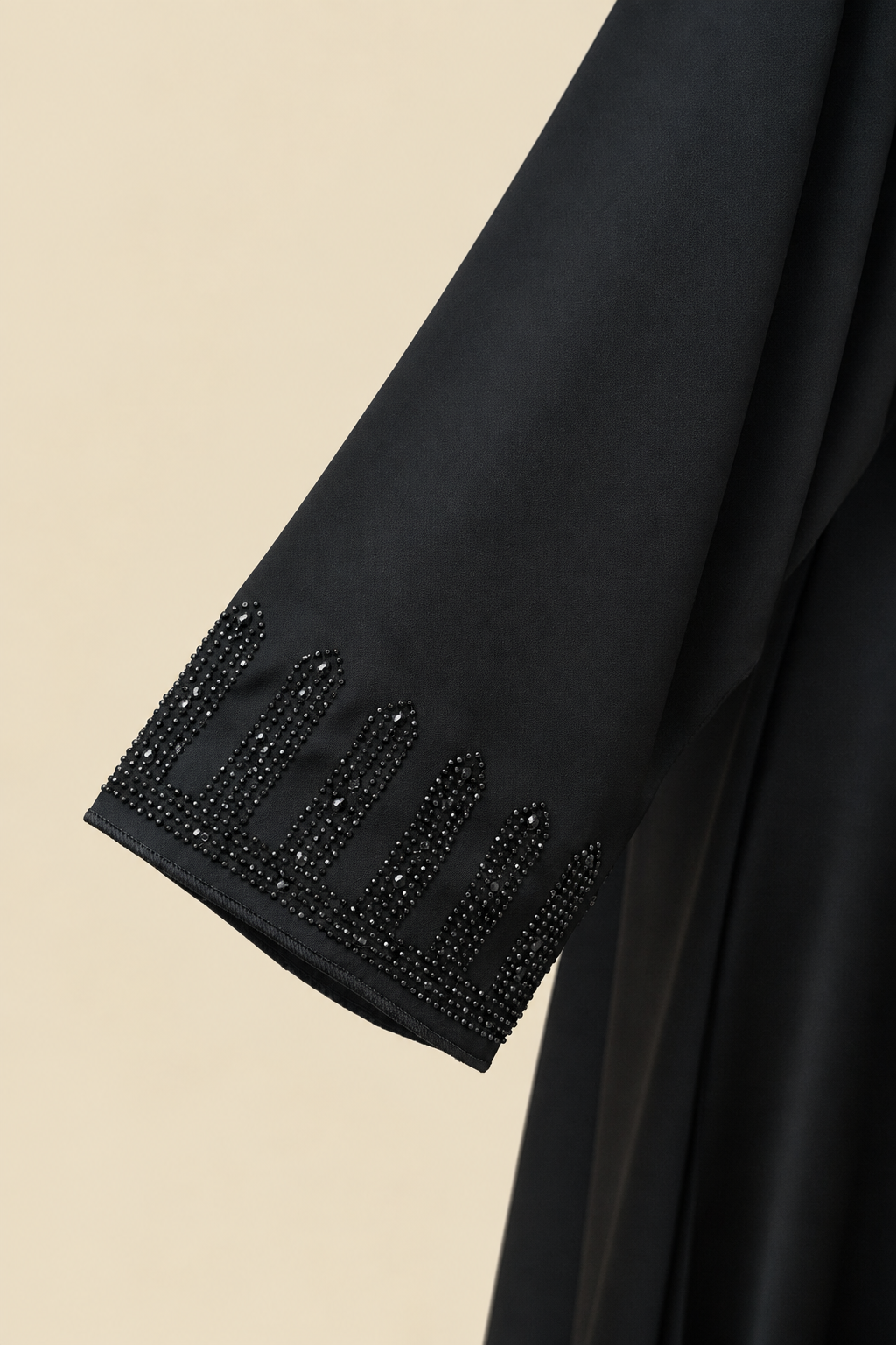 Abaya Aby noire, coupe longue et ample, avec foulard assorti