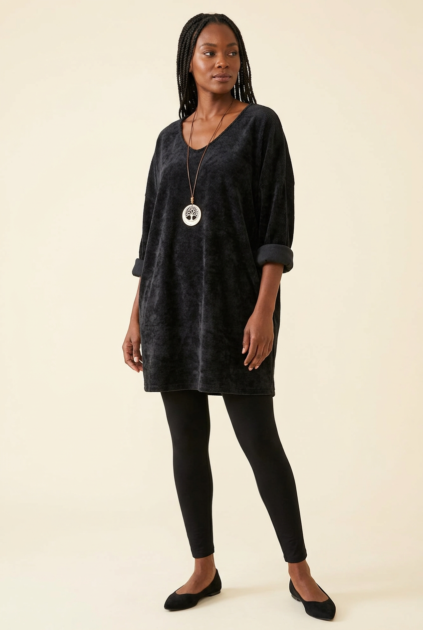 Robe tunique oversize Aïssata noire portée avec un legging et des ballerines