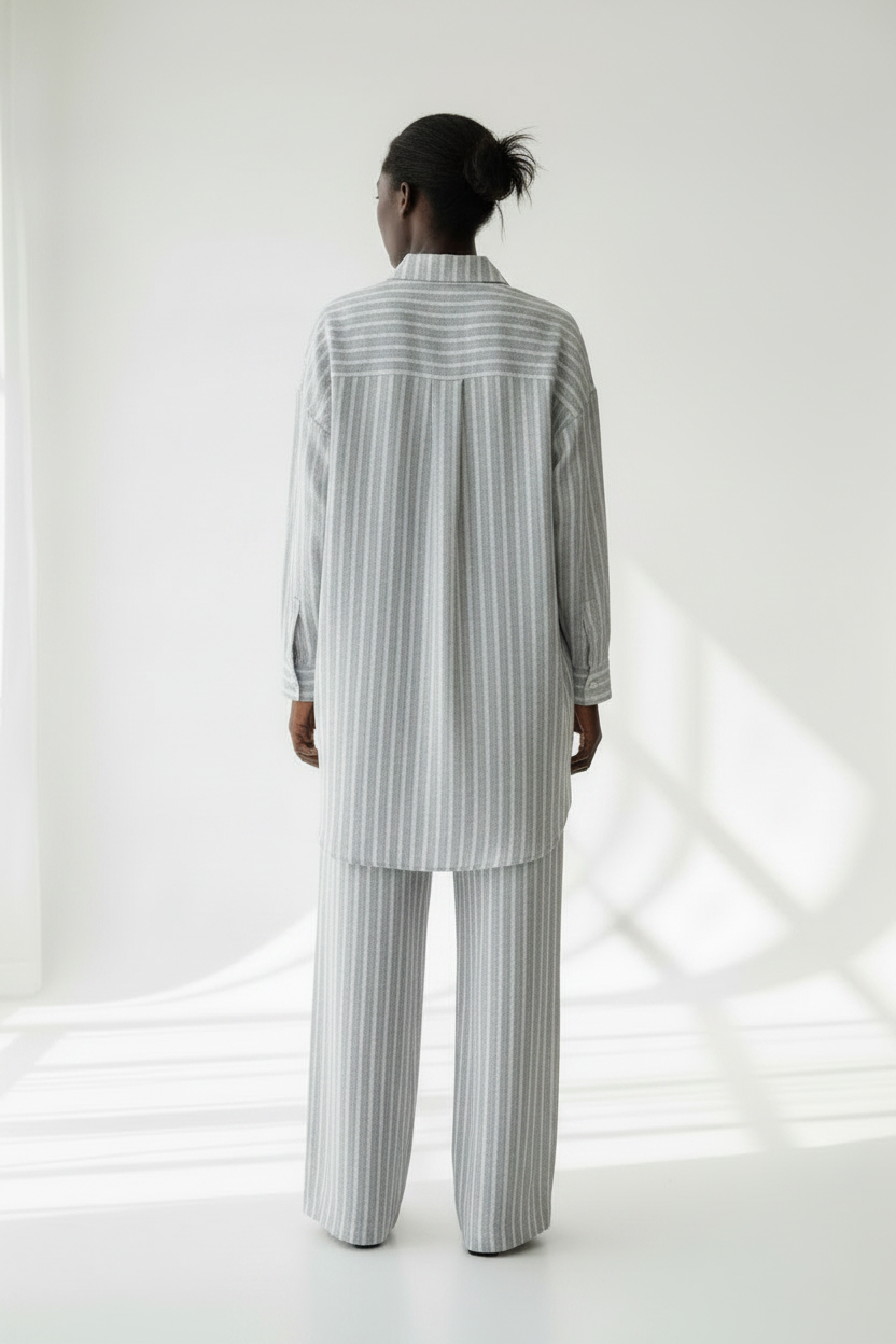 Ensemble Nelya en lin à rayures bleu ciel et blanc, vue de côté, chemise longue et pantalon large - Shop by Lyah