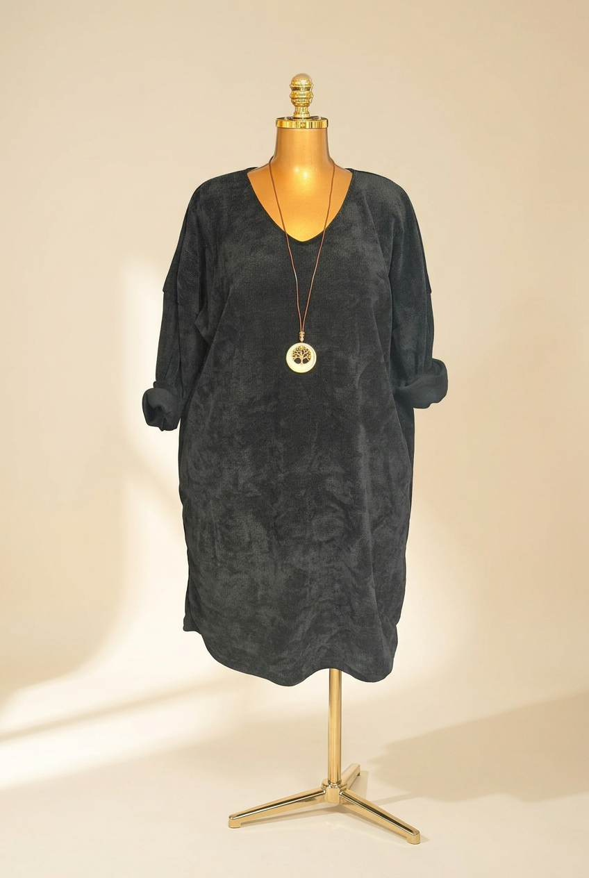 Robe Aïssata noire sur mannequin, coupe ample longueur genou