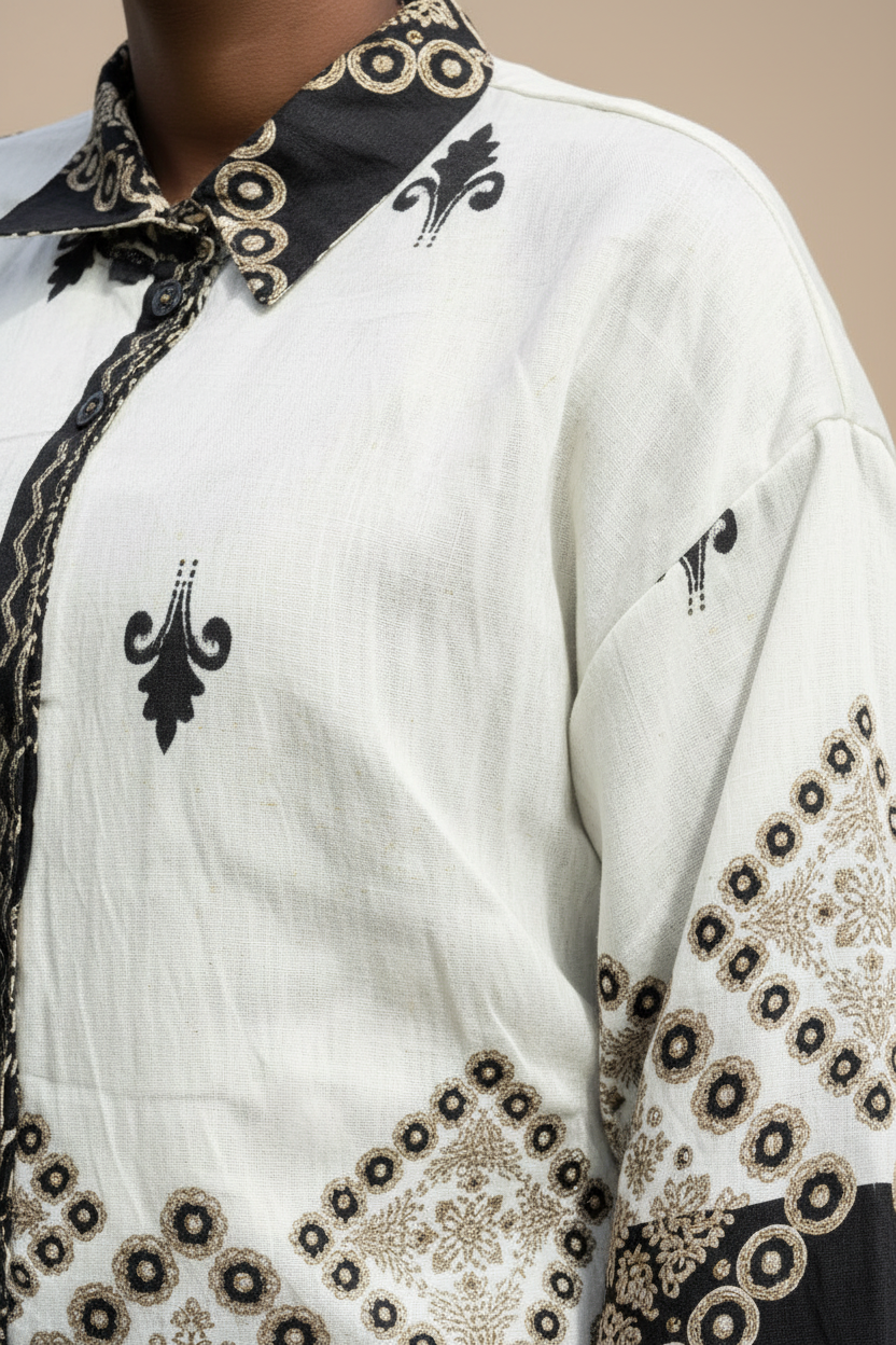Ensemble en lin écru à motifs noirs – détail du col et des motifs