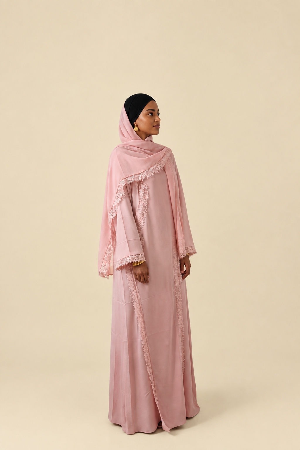 Abaya Amalya rose poudré en soie de Médine, dentelle brodée et manches larges