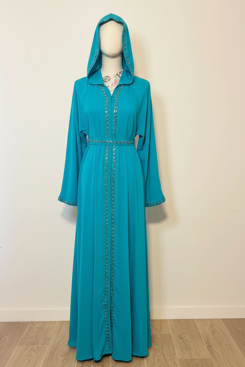Shop by Lyah – Abaya Aïssa Turquoise – Broderies perlées – Fond neutre
