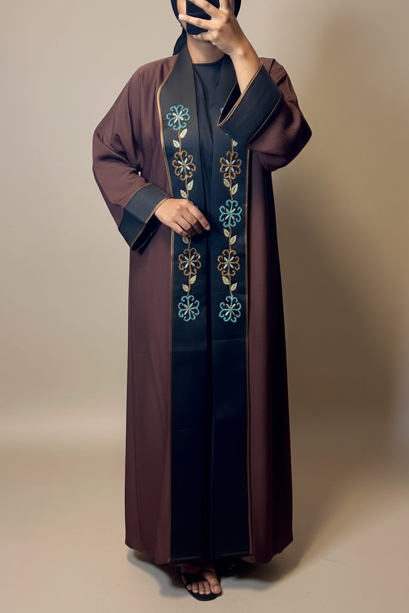 Abaya Noura bleu et or, broderie florale, manches larges – vue de face