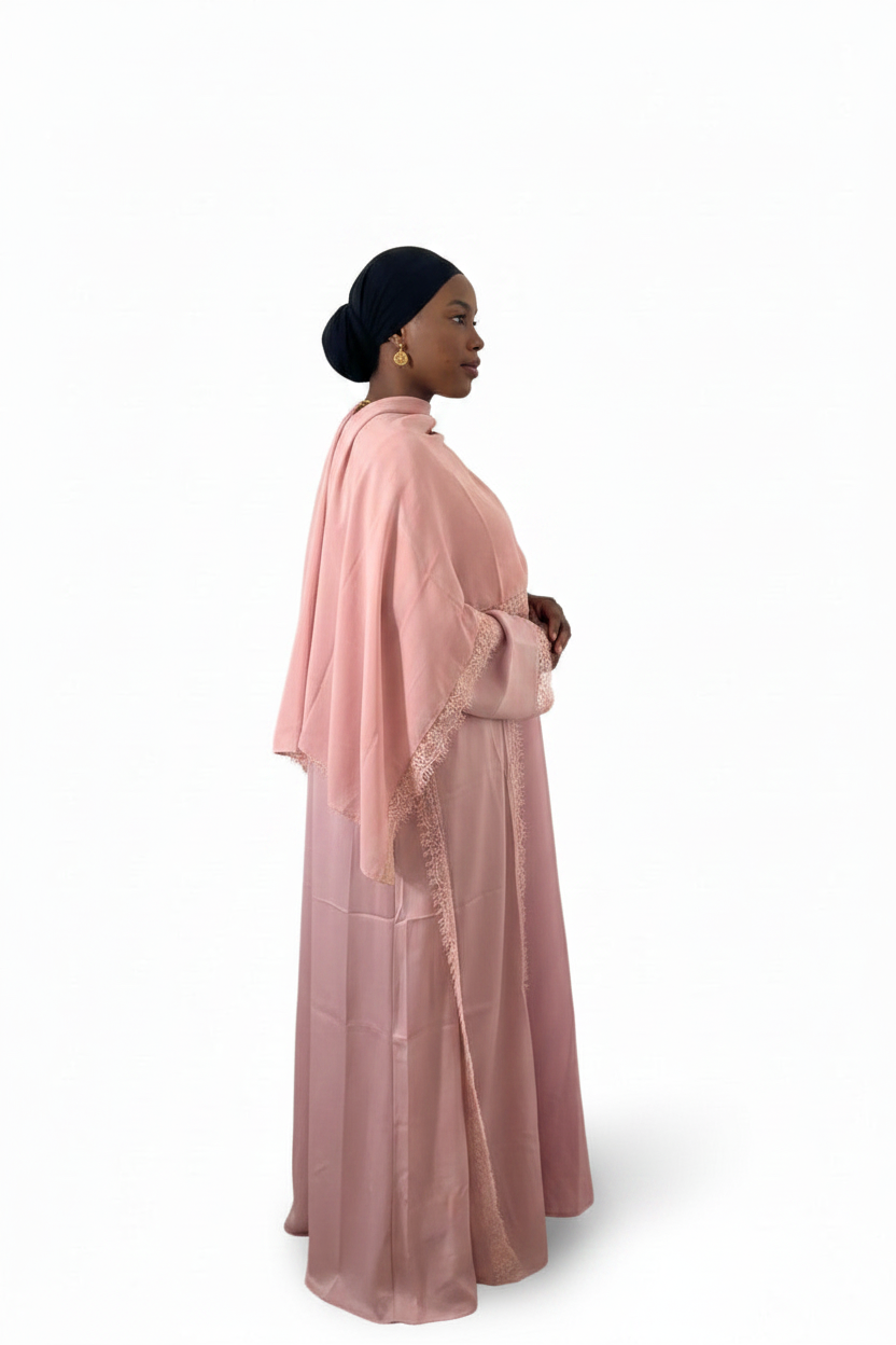 Abaya Amalya rose poudré, coupe fluide en mouvement
