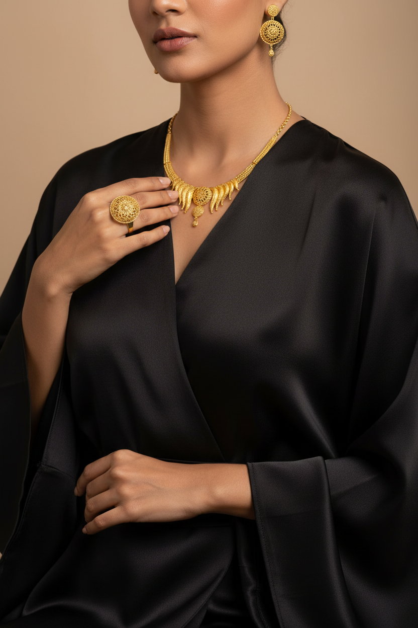 Parure Prestige plaqué or portée – chaîne, boucles d'oreilles et bague assorties