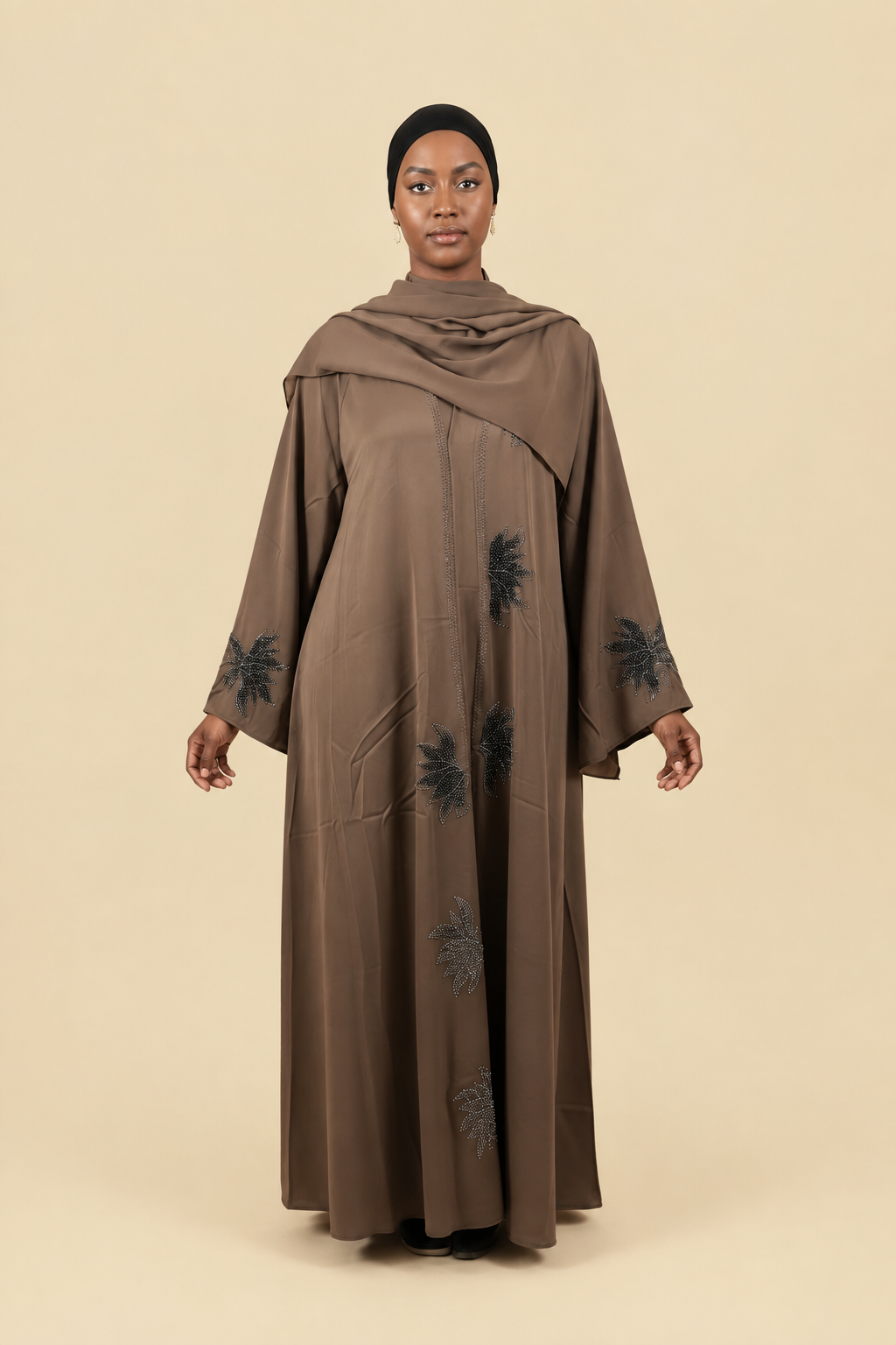 Abaya Nada taupe en soie de Médine, broderies strass noir et argent, avec hijab assorti