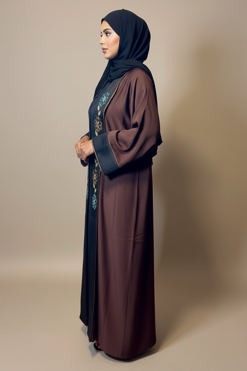 Abaya Noura bleu et or, broderie florale – détail des manches larges