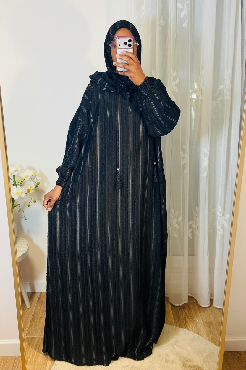 Shop by Lyah – Robe de prière Nour – Bleu / Noir / Rouge Bordeaux – Vue de face