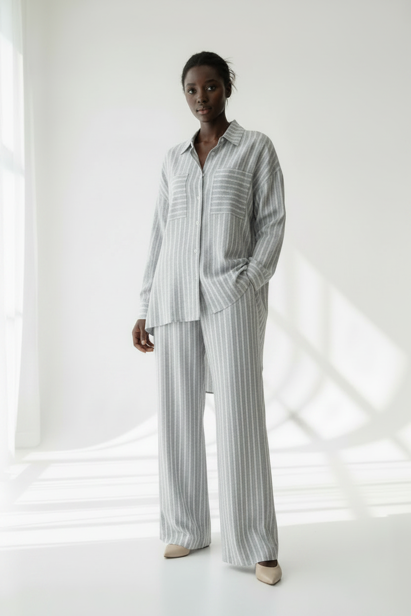 Ensemble Nelya en lin bleu ciel à rayures, chemise longue et pantalon assorti, vue de face zoomée - Shop by Lyah