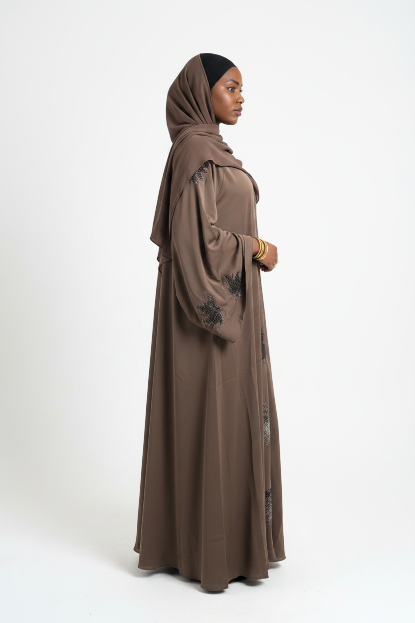 Abaya Nada taupe, détail broderie strass sur les manches