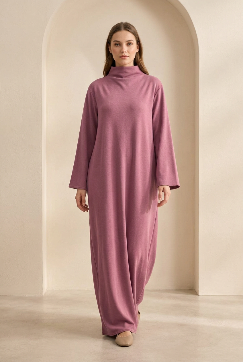Robe longue d'hiver Salma violette à col montant – vue de face portée