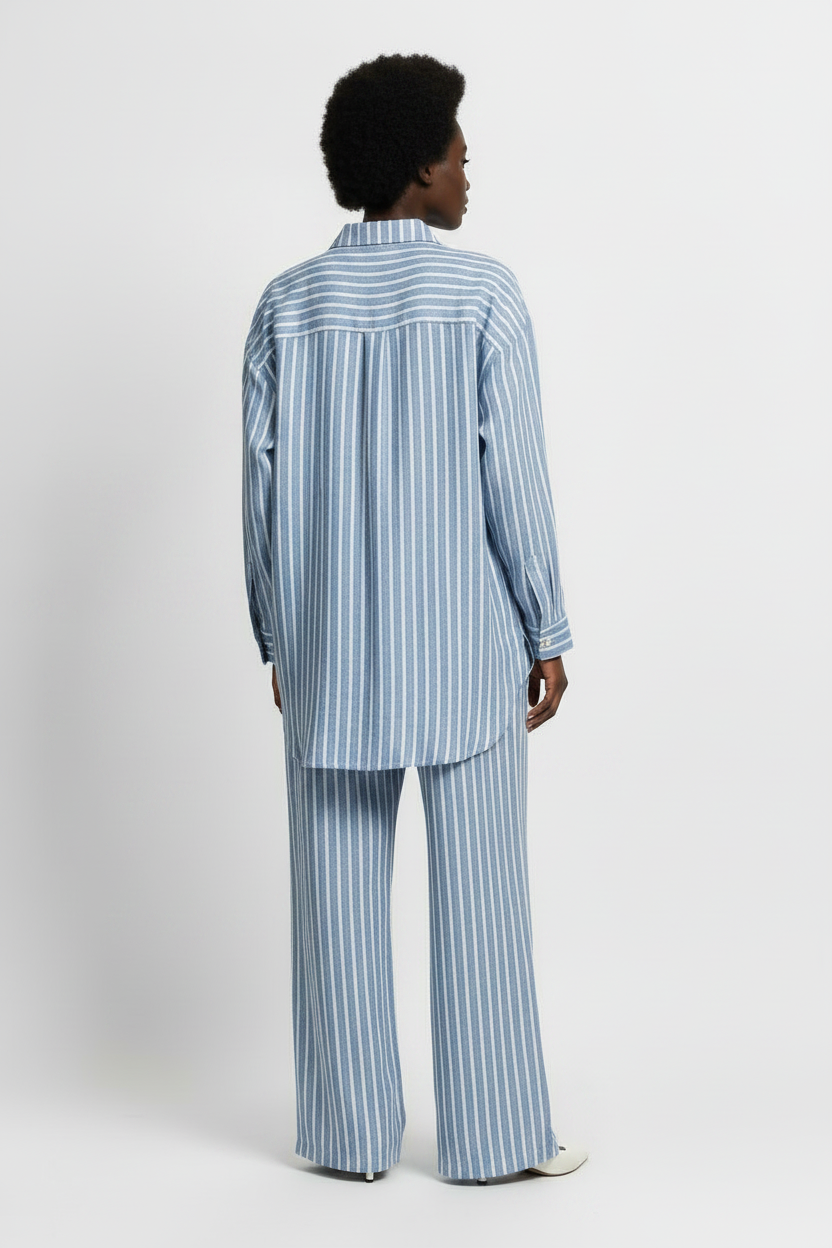 Ensemble Nelya en lin à rayures bleu ciel, vue de profil, chemise longue et pantalon fluide - Shop by Lyah