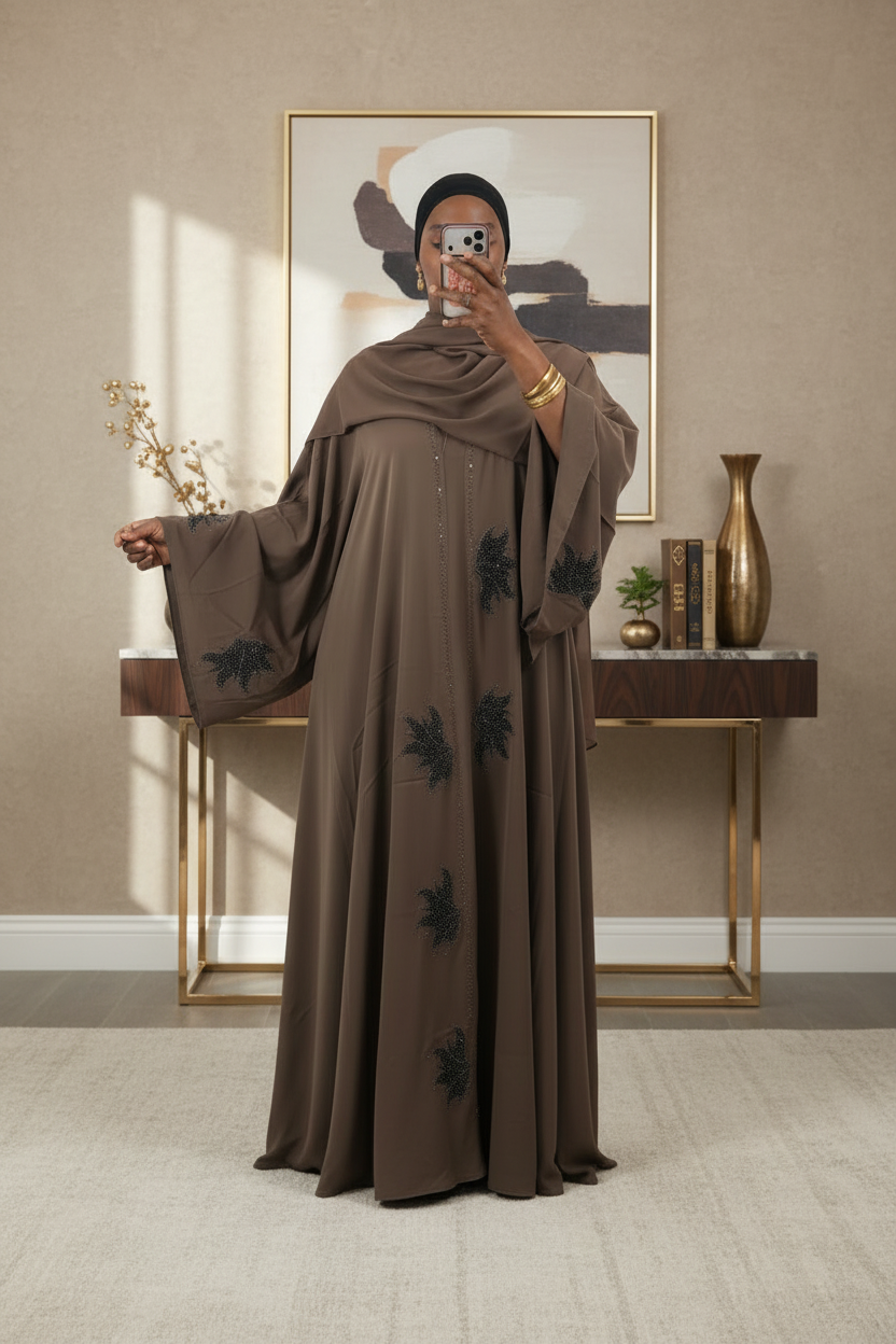 Abaya Nada taupe à broderie strass, vue de face