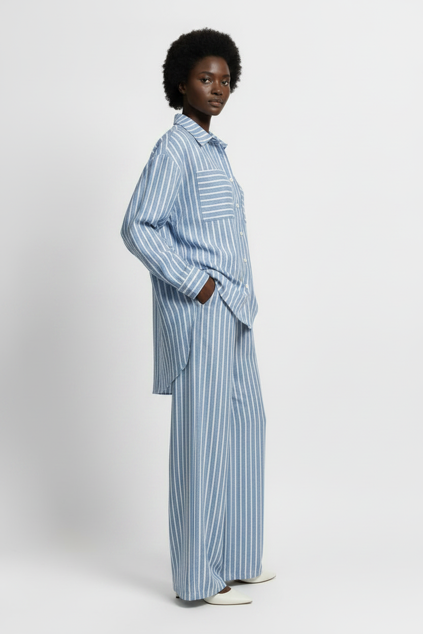 Ensemble Nelya en lin rayé bleu ciel et blanc, chemise ample à poche poitrine et pantalon large, porté en terrasse - Shop by Lyah