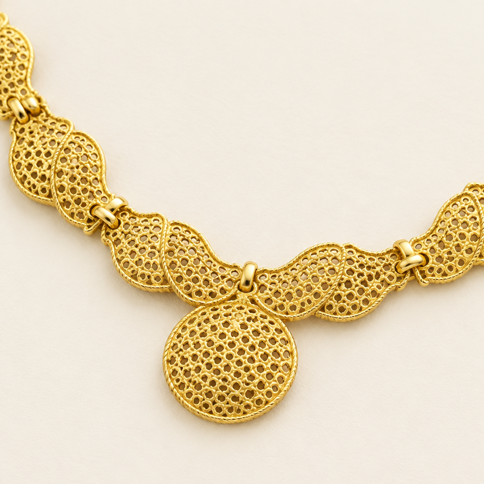 Parure Amy plaqué or – collier, boucles d'oreilles et bague portés