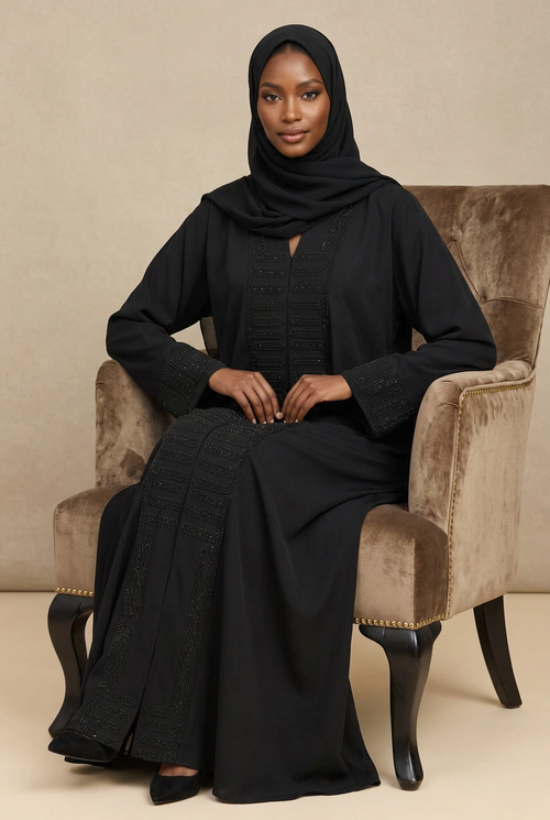 Abaya femme Aby noire en soie de Médine avec foulard assorti – portée assise