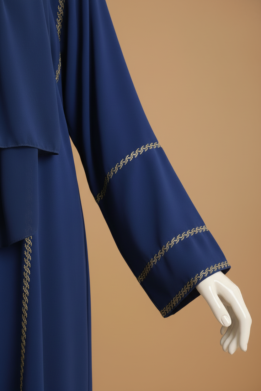 Abaya Nefertiti bleu marine à broderies dorées – vue portée
