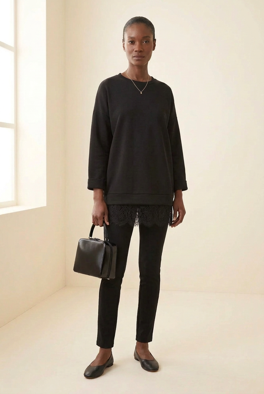 Pull long Aicha noir porté de face, col rond et finition dentelle