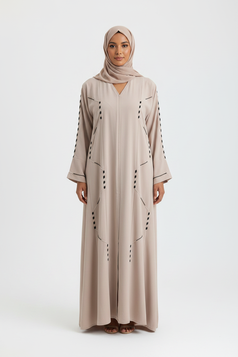Shop by Lyah – Abaya Layla Beige – Vue face – Fond neutre