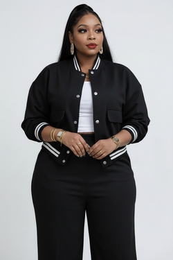 Veste bomber Amy noire à boutons dorés et bandes blanches – portée