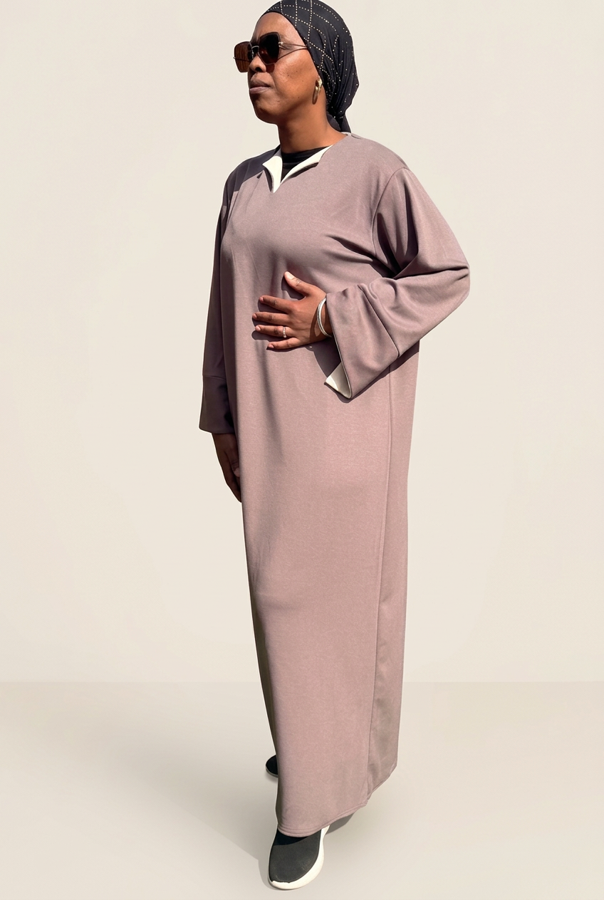 Robe longue Rokia gris taupe portée en marchant, look casual chic avec baskets blanches