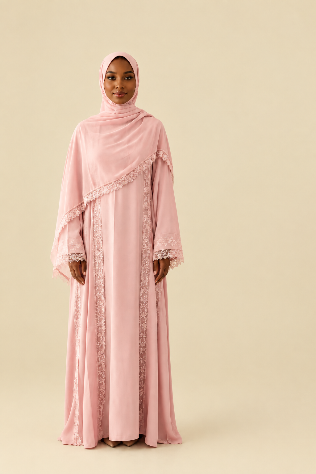 Abaya Amalya rose poudré en soie de Médine à dentelle brodée, avec hijab assorti