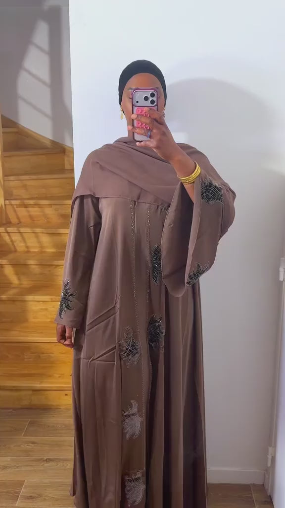 Vidéo de l'Abaya Nada taupe en soie fluide avec broderie strass noir et argent, portée avec hijab assorti