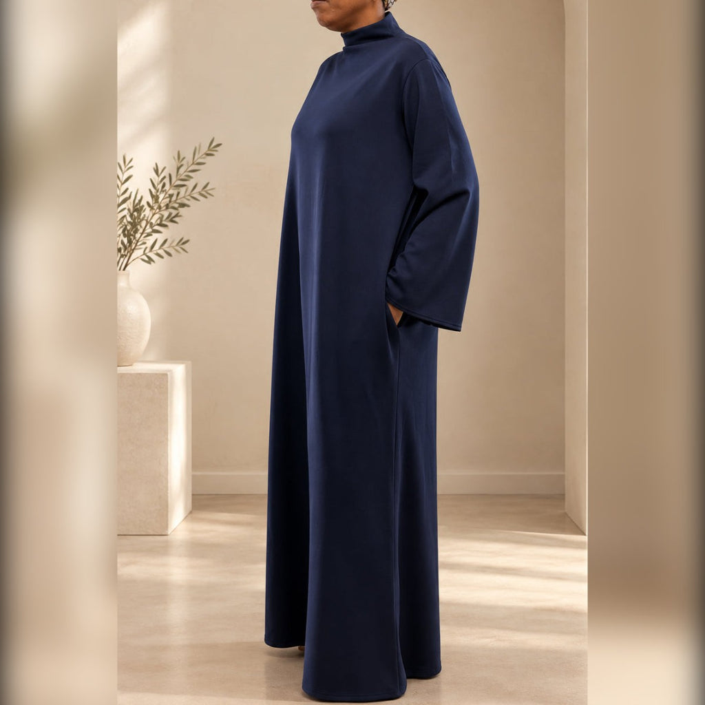Robe Salma bleu marine portée – vue de profil, coupe ample et longue - Shop by Lyah