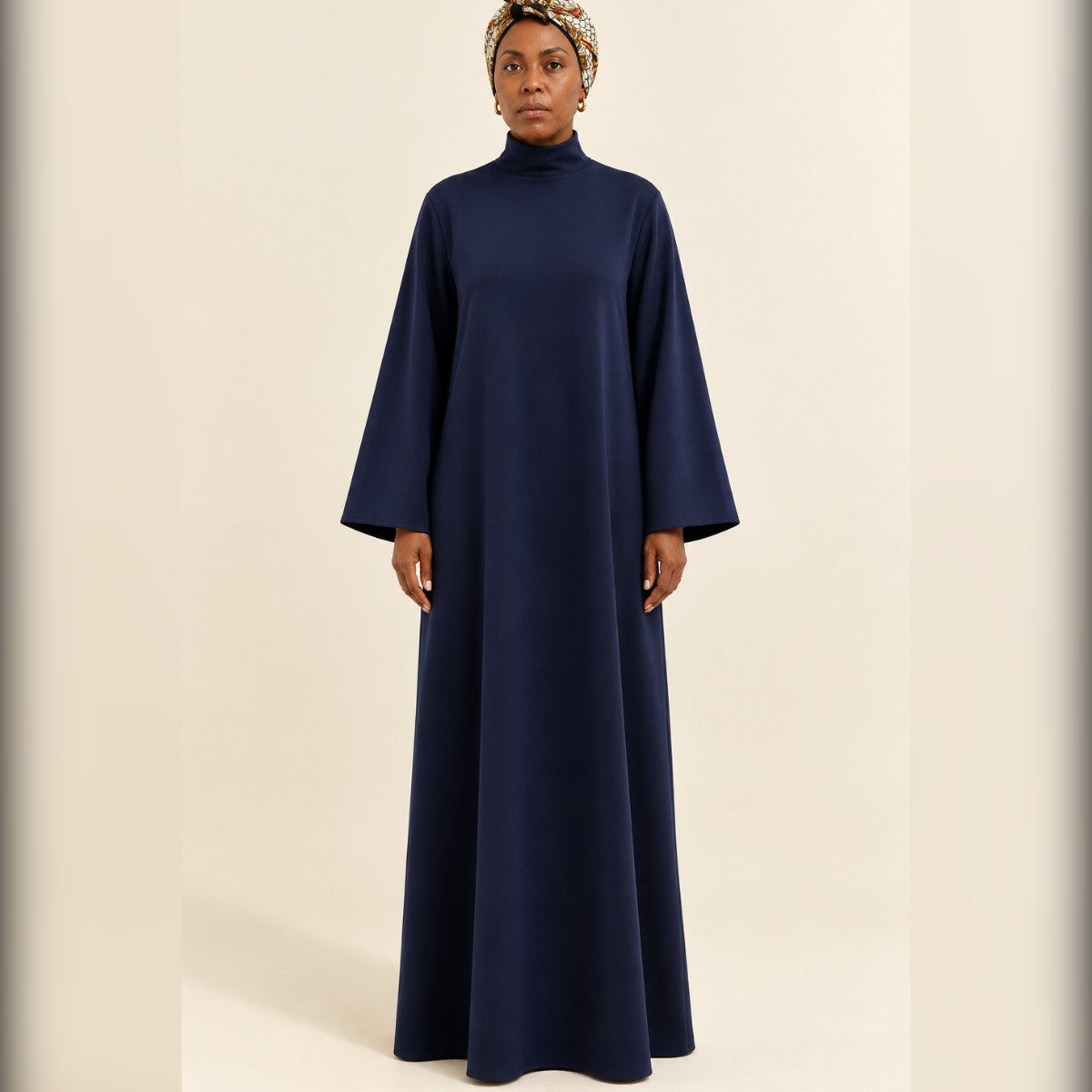 Robe d'hiver Salma bleu marine portée – vue de face, manches longues - Shop by Lyah