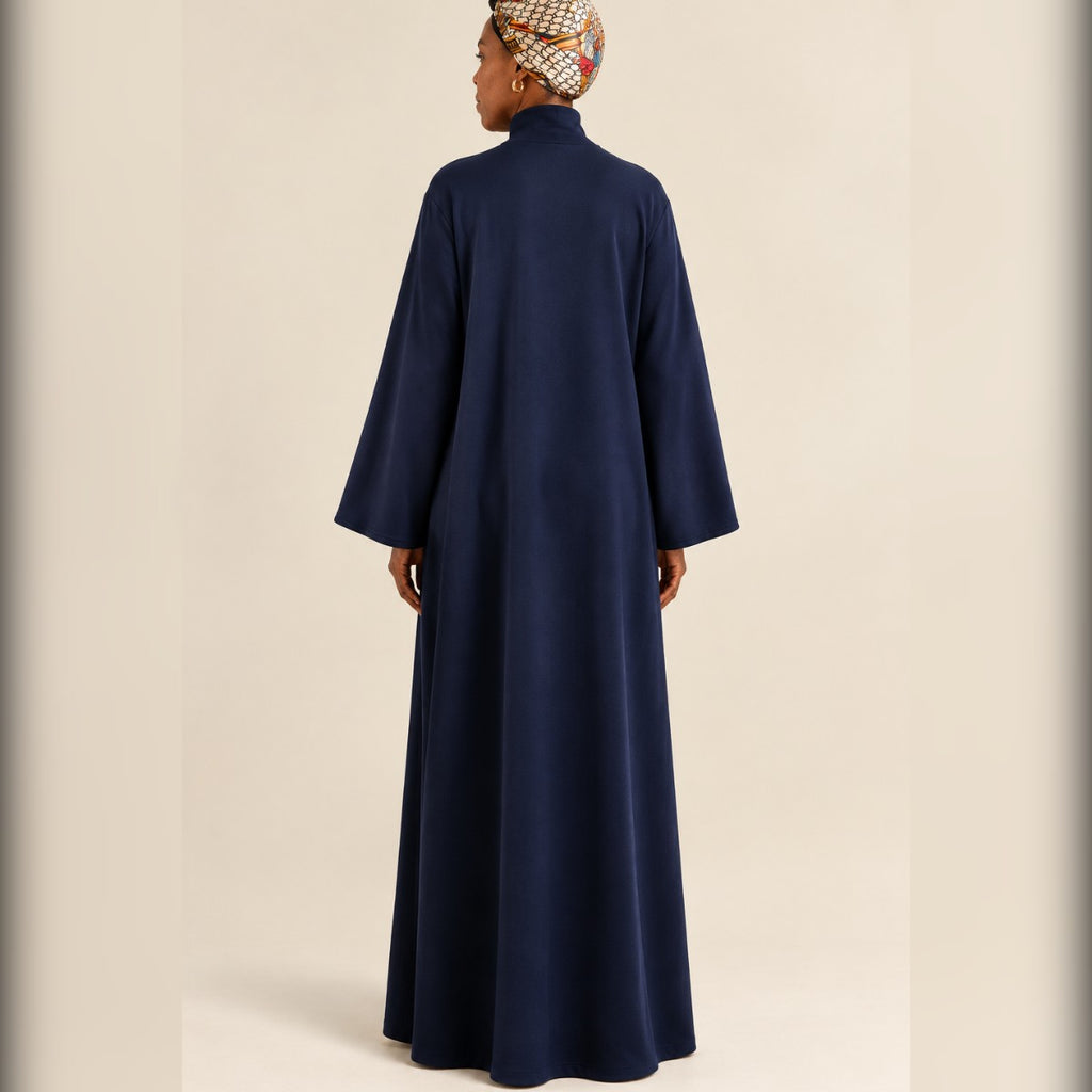 Robe Salma bleu marine portée – vue de dos, coupe oversize - Shop by Lyah