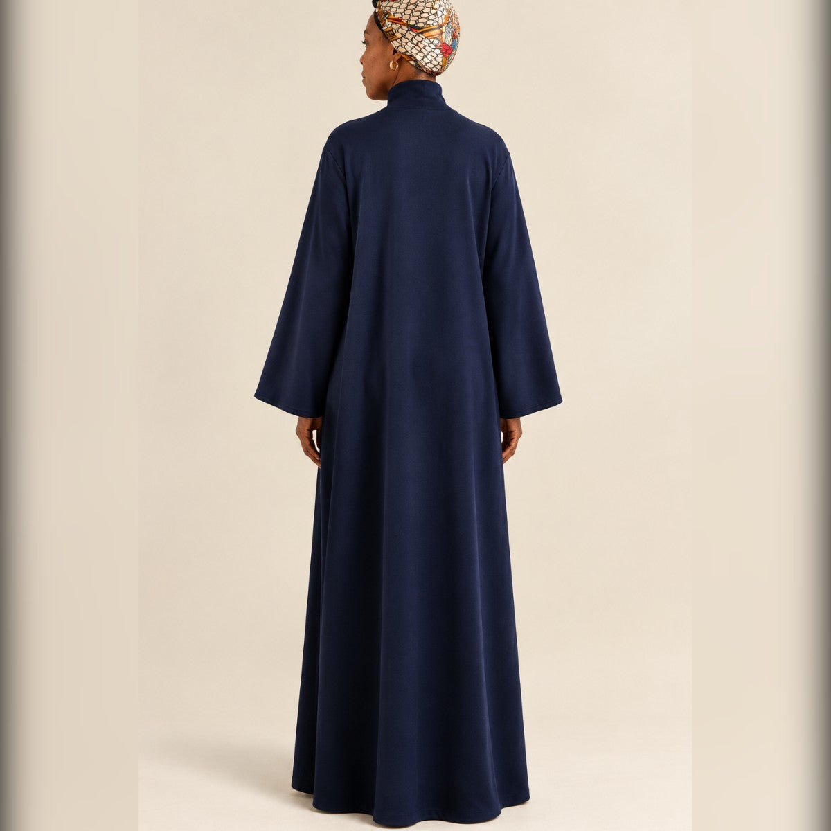 Robe Salma bleu marine portée – vue de dos, coupe oversize - Shop by Lyah